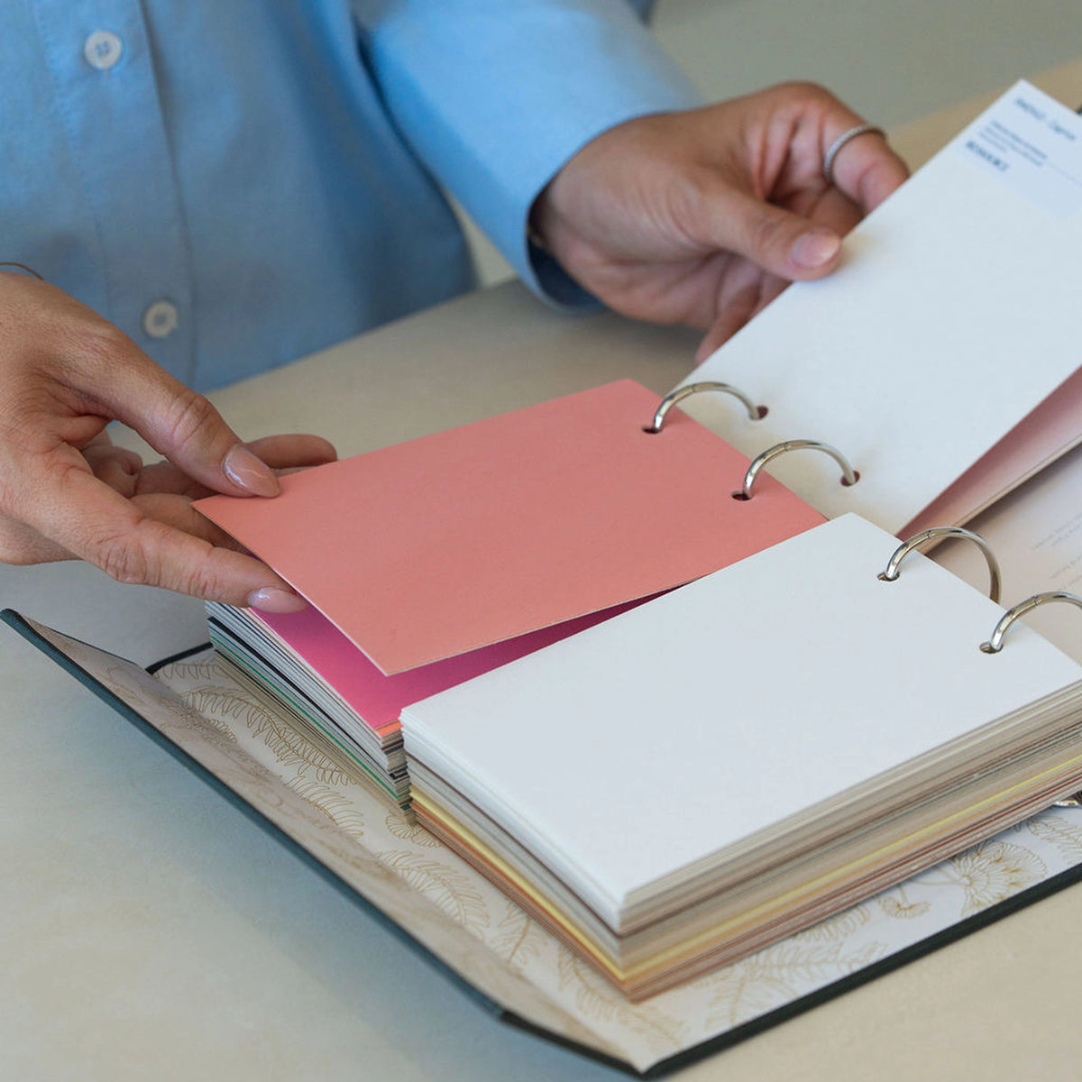 Estuche Pintura a la Cal efecto cepillado Ressource — detalle