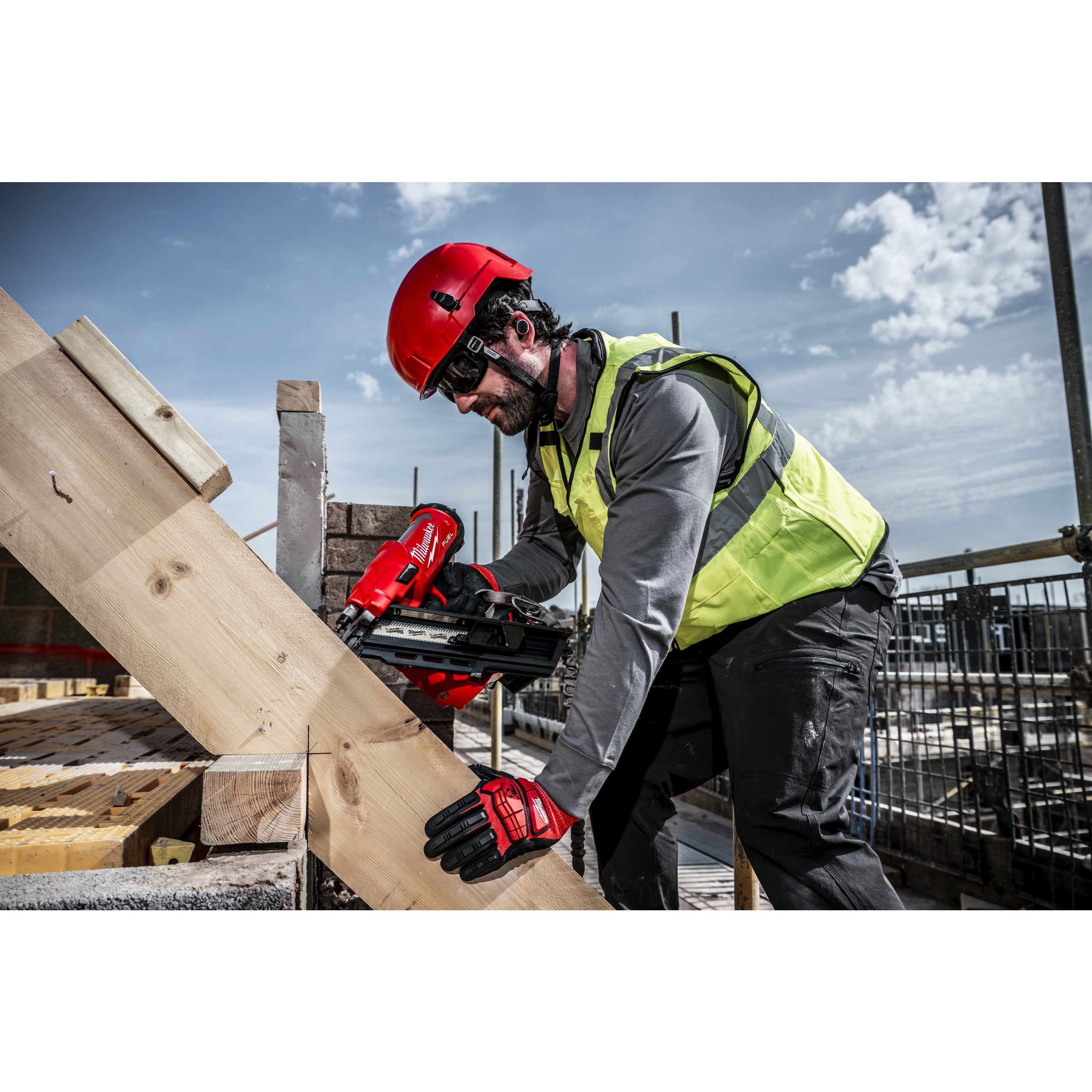 Milwaukee Clavadora de estructuras M18 FUEL™, cargador a 30°, diámetro clavo 2,9-3,32mm M18FFNS-502C