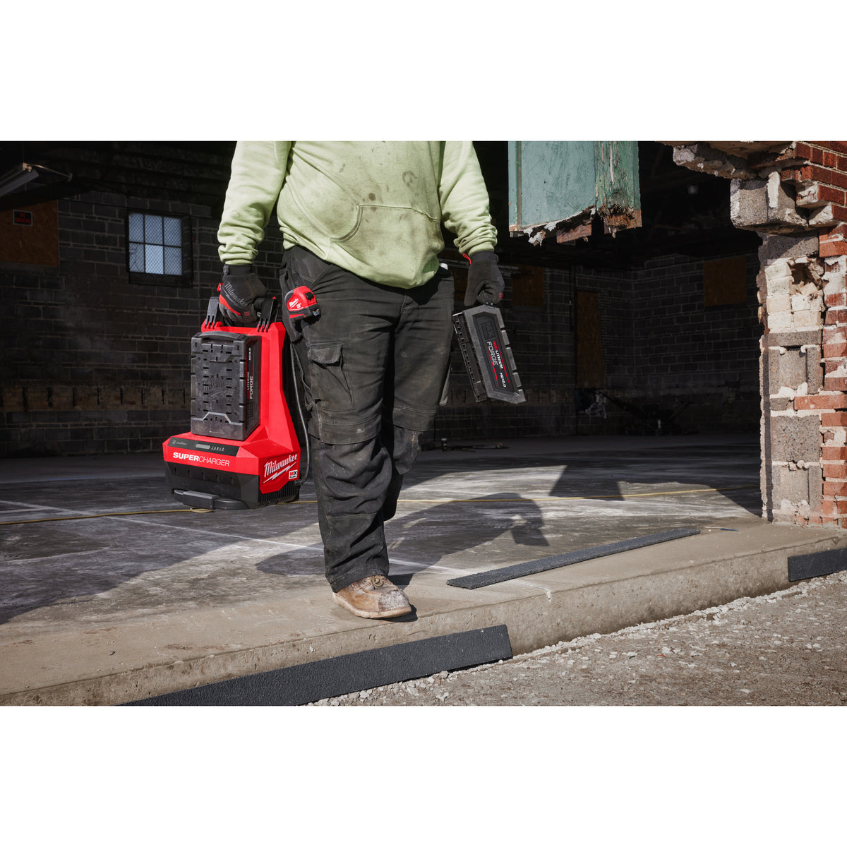 Milwaukee Super cargador MX FUEL™, ONE-KEY™, COOL-CYCLE™, asa de transporte plegable integrado MXFSC — imagen 3