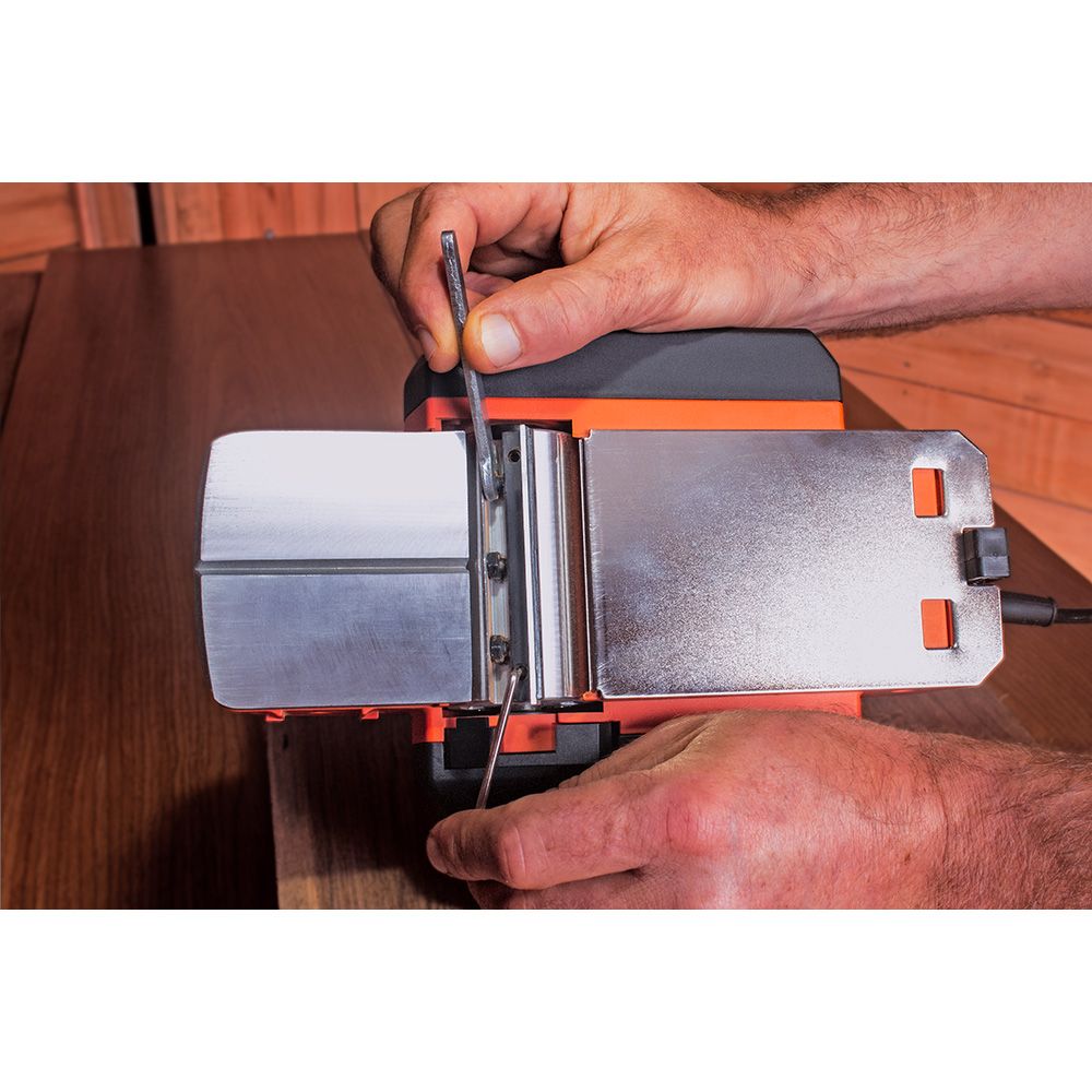 Cepillo eléctrico 710w bew712-qs black+decker