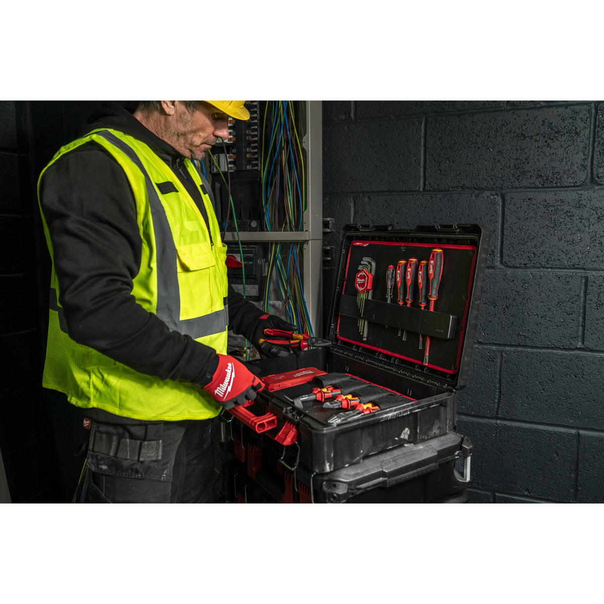 Milwaukee Kit de electricista con 62 piezas PACKOUT™ — imagen 2