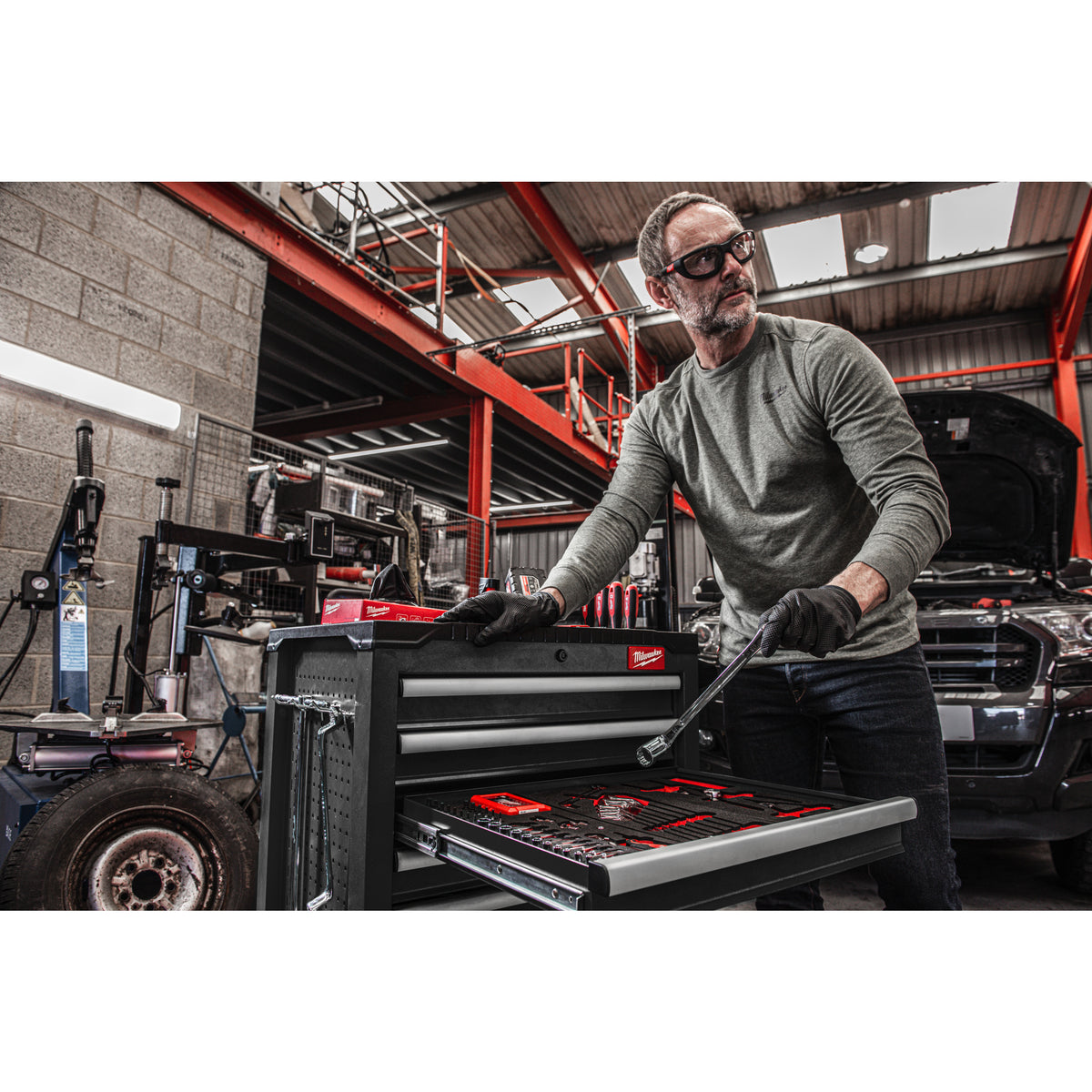 Milwaukee Carro de herramientas gris con 7 cajones TOOLGUARD™ de 69cm — imagen 3