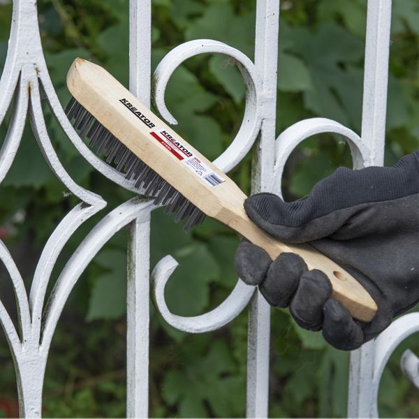 Brosse En Acier 4 Rangs Avec Manche En Bois