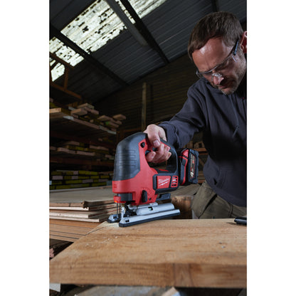 Milwaukee Sierra de calar con empuñadura cerrada M18™, capacidad máxima en madera 135mm M18BJS-402C — imagen 2