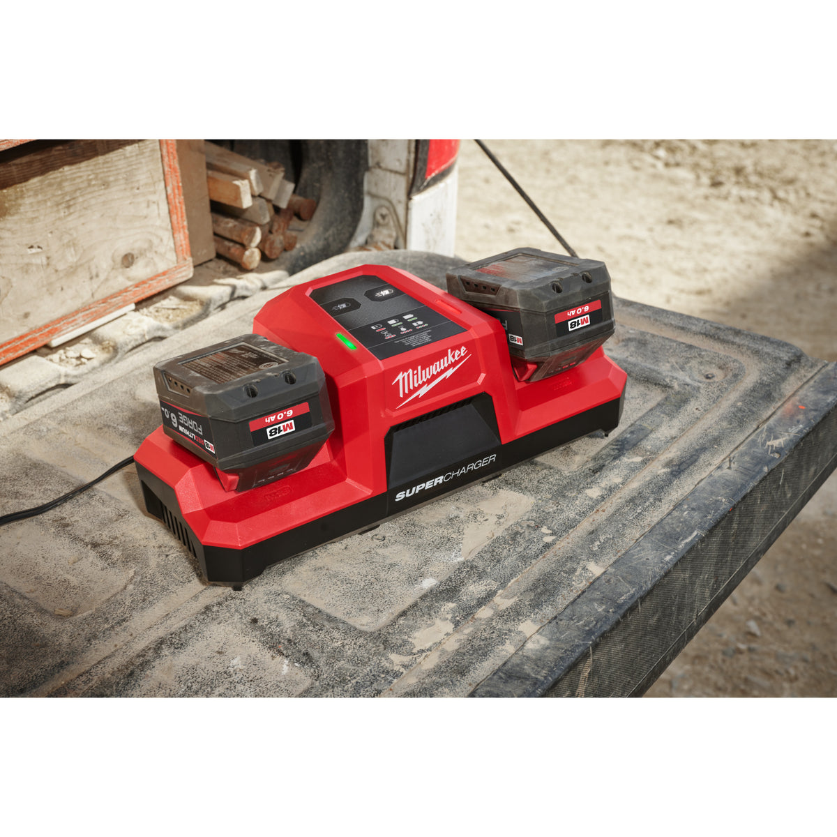 Milwaukee Super cargador rápido doble puerto M18™, carga rápida simultánea de 2 baterías M18™ M18DBSC — imagen 2