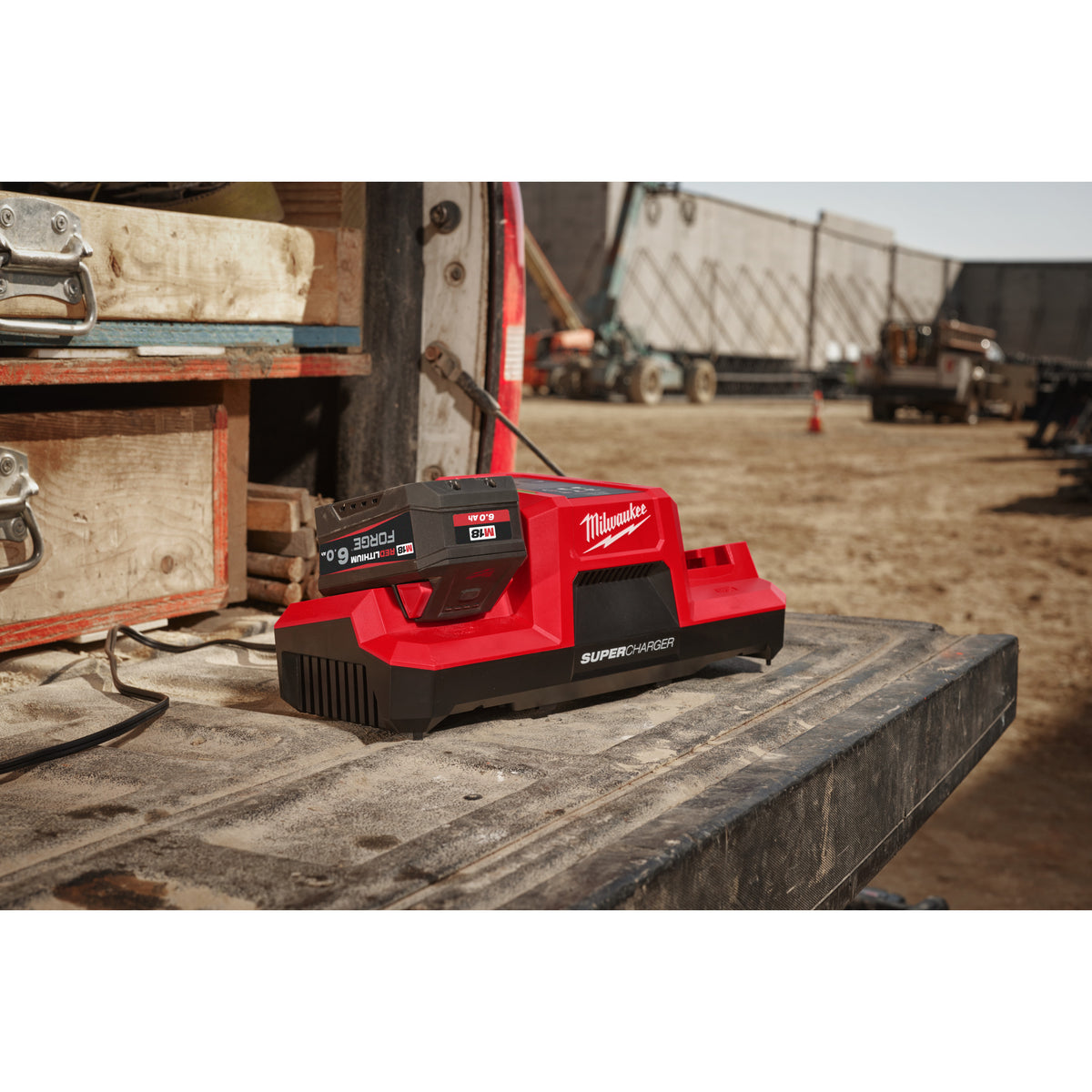 Milwaukee Super cargador rápido doble puerto M18™, carga rápida simultánea de 2 baterías M18™ M18DBSC — imagen 3