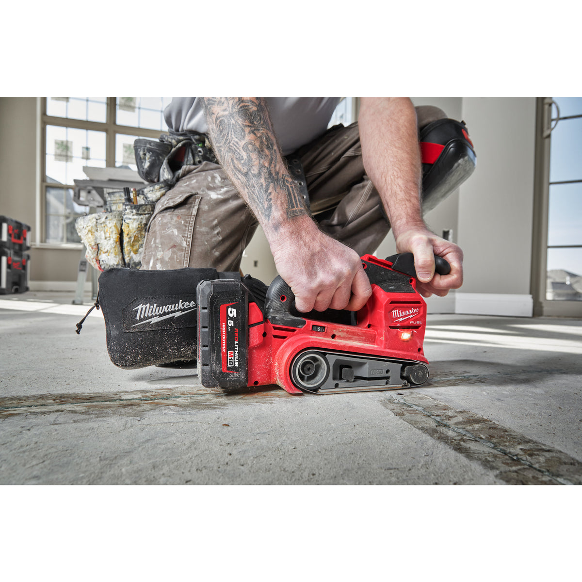 Milwaukee Lijadora de banda M18 FUEL™, velocidad de la banda variable 230-410m/min M18FBTS75-0 — imagen 3
