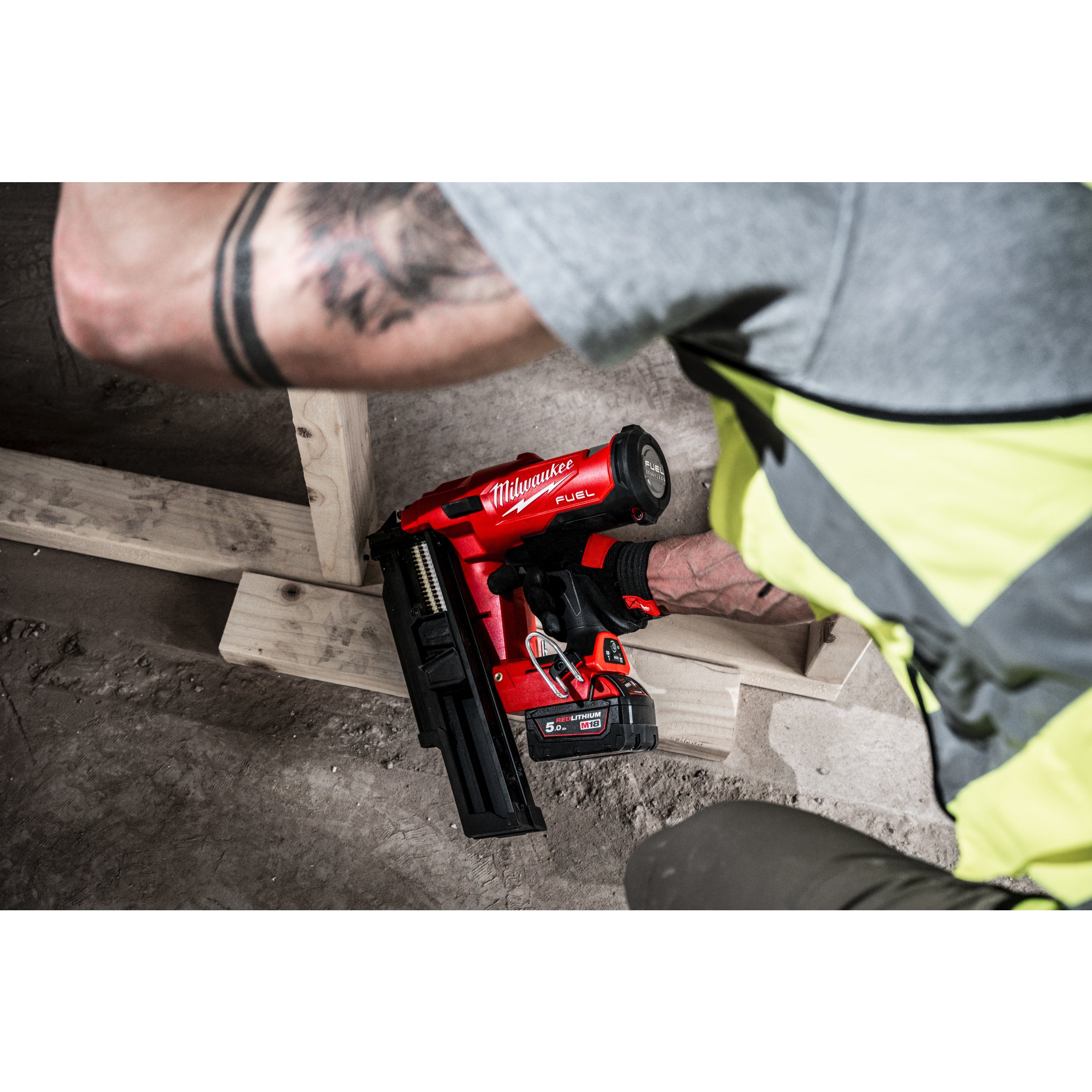 Milwaukee Clavadora de estructuras M18 FUEL™, cargador a 21°, diámetro clavo 2,8-3,7mm M18FFN21-0C
