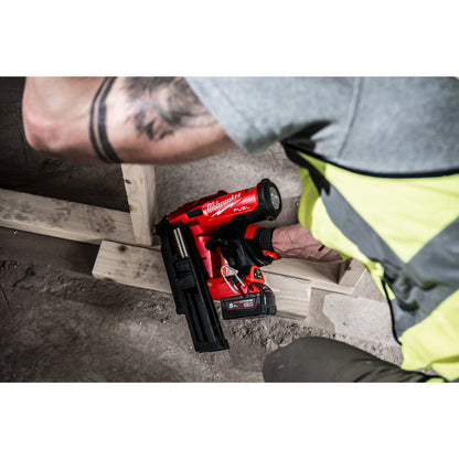 Milwaukee Clavadora de estructuras M18 FUEL™, cargador a 21°, diámetro clavo 2,8-3,7mm M18FFN21-0C