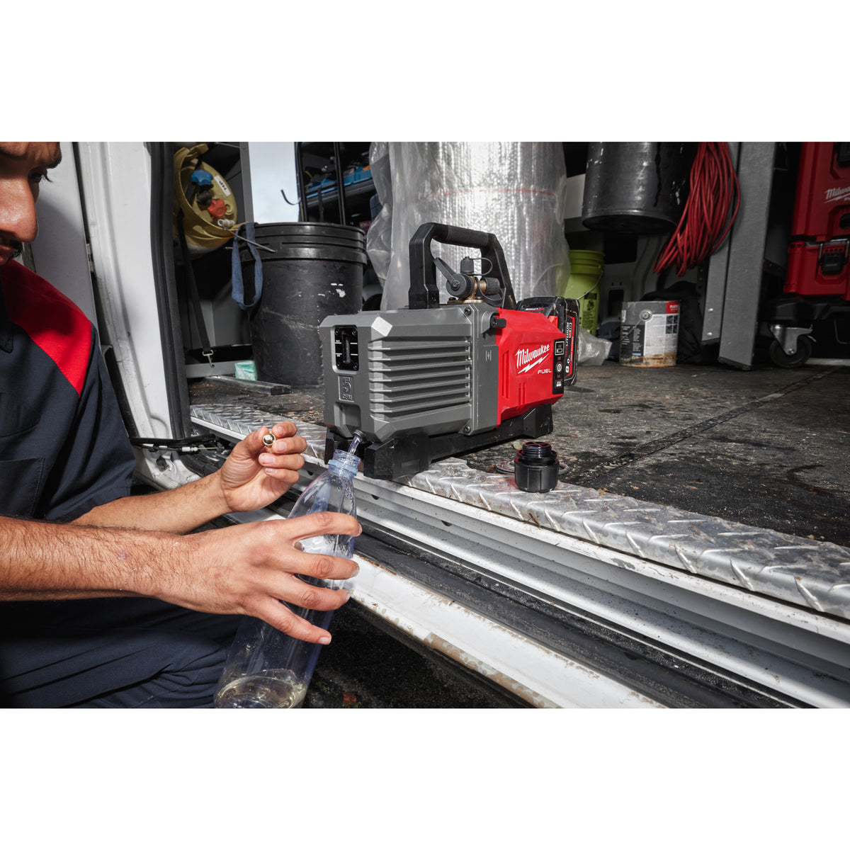 Milwaukee Bomba de vacío M18 FUEL™, 5cfm (8,5m³/h), vacío máximo 25 micrones M18FVP5-0 — imagen 3
