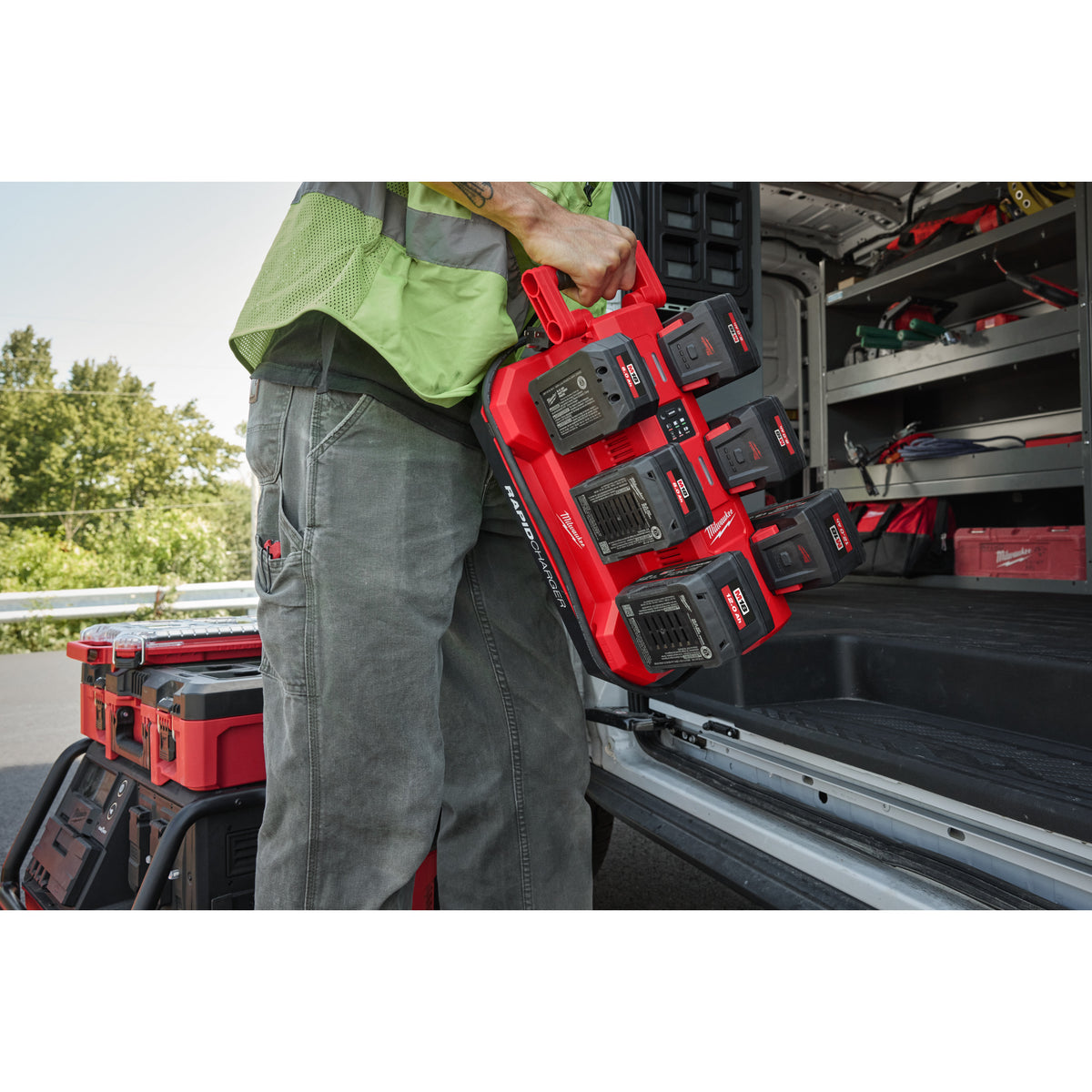 Milwaukee Cargador rápido de 6 bahías M18™ PACKOUT™, 6 puertos de carga secuencial M18MPC6 — imagen 3