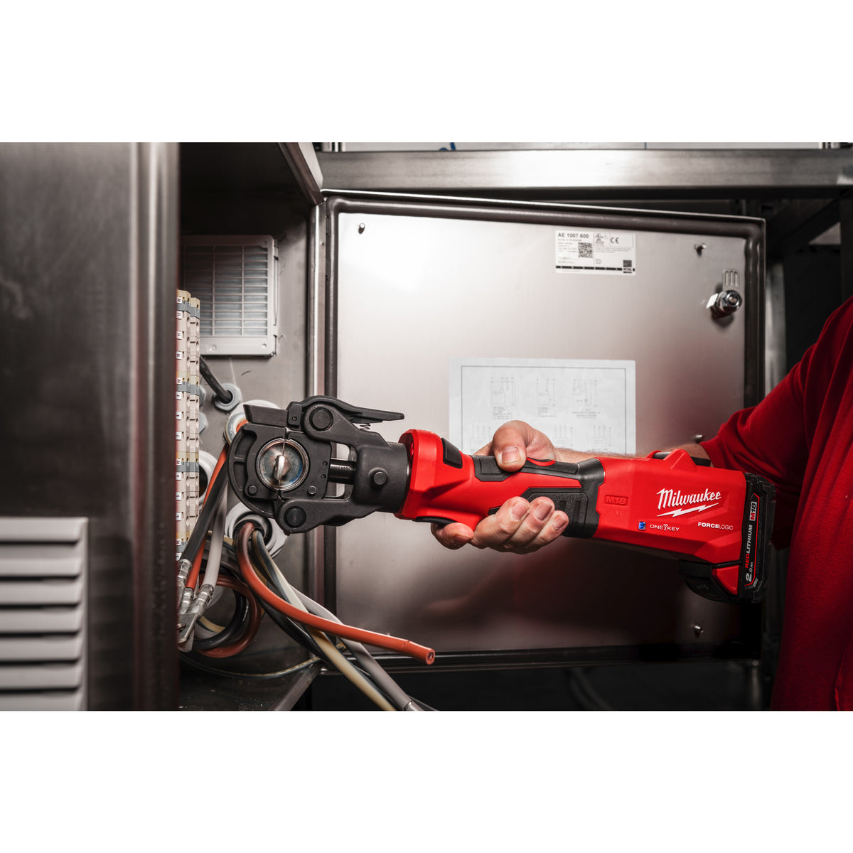 Milwaukee Crimpadora de cable hidráulica de guillotina M18™ ONE-KEY™ FORCE LOGIC™ M18ONEHCCT60-202C — imagen 3