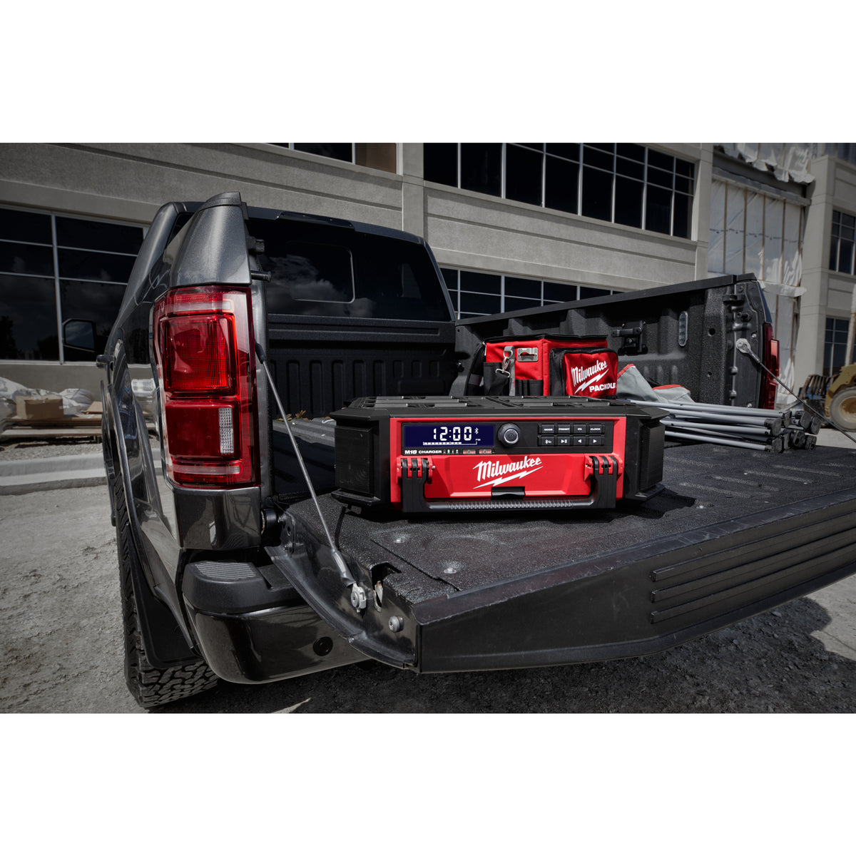 Milwaukee Radio/cargador de trabajo M18™ PACKOUT™ con Bluetooth®, salida de altavoz 90W M18PRCDAB+-0 — imagen 2