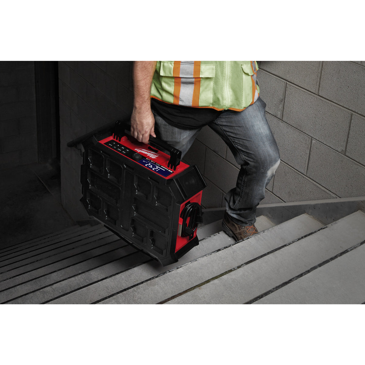 Milwaukee Radio/cargador de trabajo M18™ PACKOUT™ con Bluetooth®, salida de altavoz 90W M18PRCDAB+-0 — imagen 3