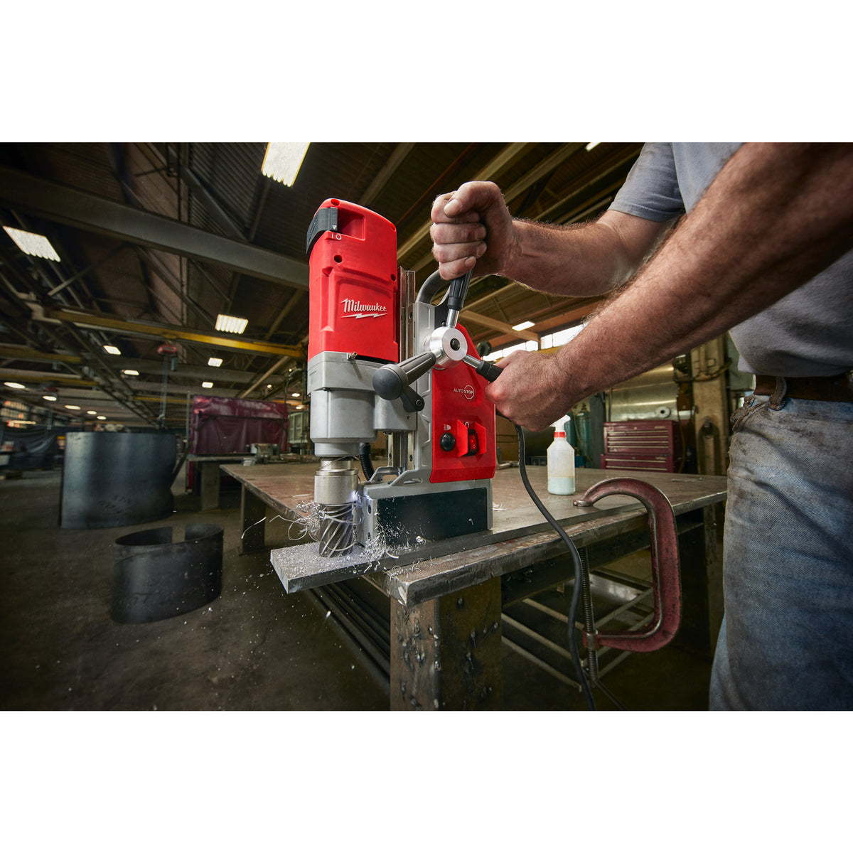 Milwaukee Taladro mágnetico con electroimán, motor de 1200W, potencia magnética de 9930N MDE41 — imagen 2