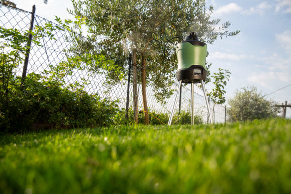 Stocker Geyser Nebulizador Antimosquitos 12 L — Batería Li-Ion 12 V con Trípode, Programable 360°