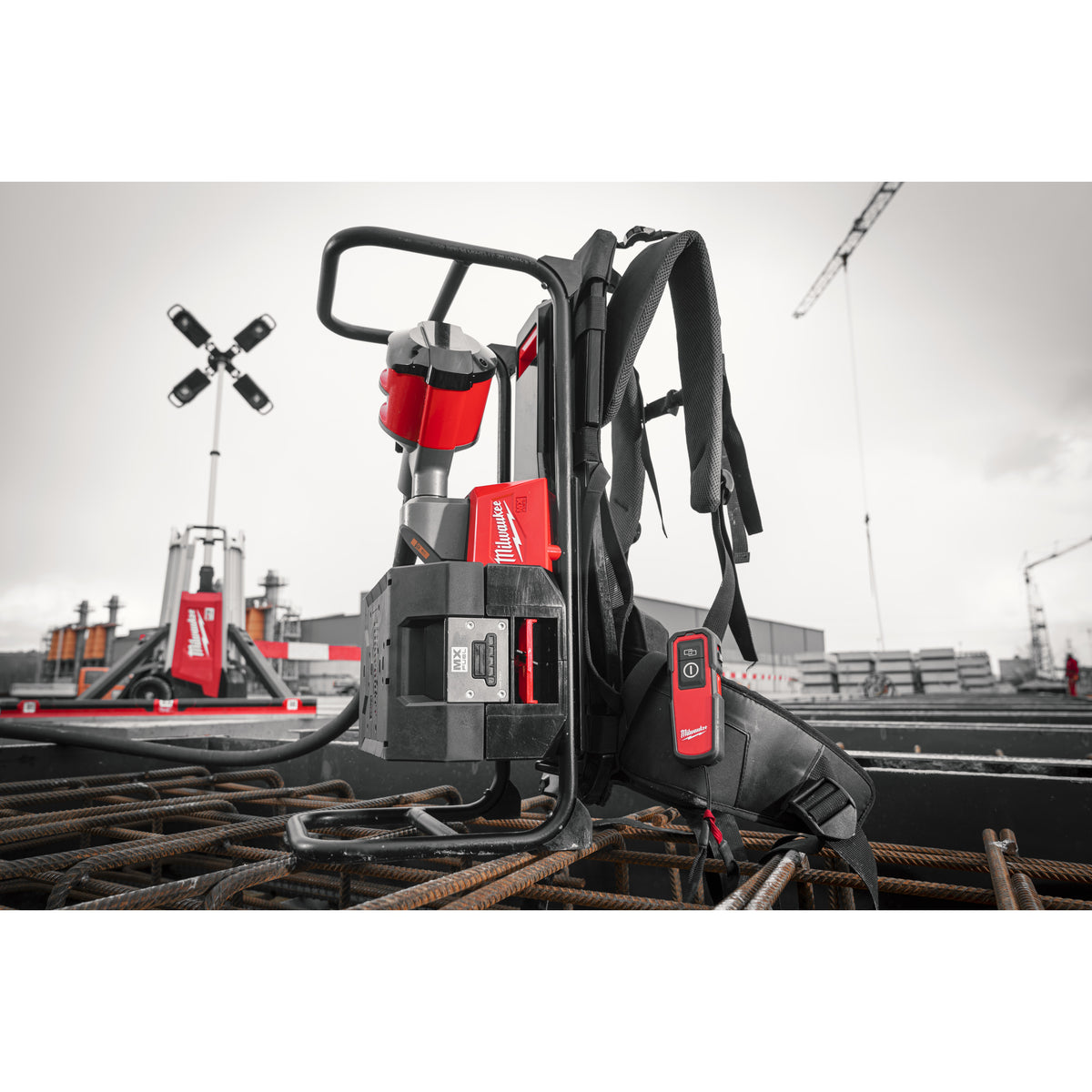 Milwaukee Vibrador de hormigón de mochila MX FUEL™ con ONE-KEY™ MXFCVBP-0 — imagen 3