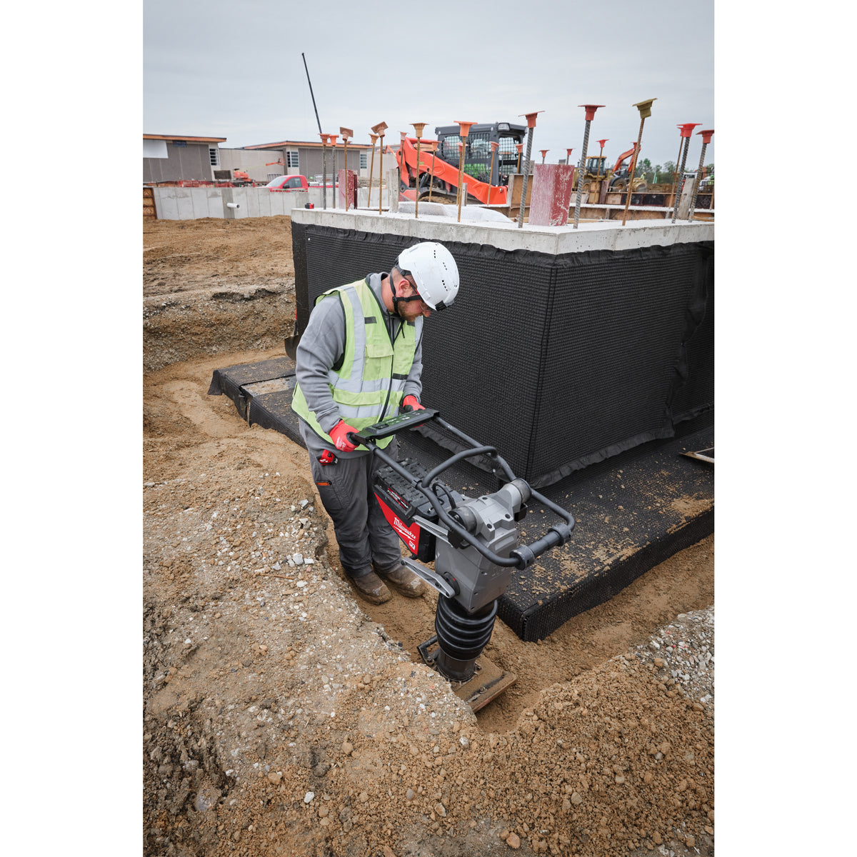 Milwaukee Pisón compactador con ONE-KEY™, rendimiento equivalente a gasolina MXFRAM60-0 — imagen 3