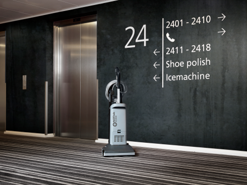 Aspirador vertical Nilfisk VU500 12"